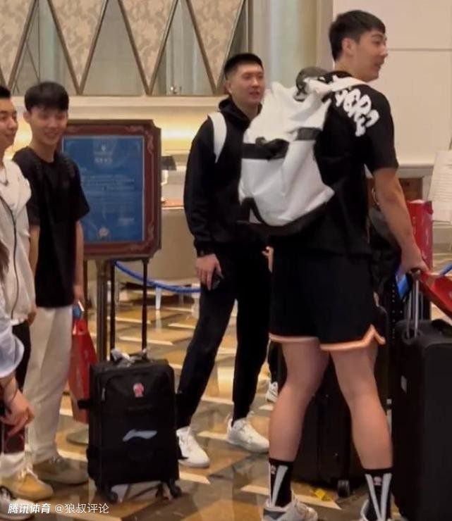 预告片中抢先感受全新动感旋律《Better Place》，跃动的舞步，炫彩的画面，已经让人迫不及待！电影《红色恋人》今日（9月12日）复映，主演梅婷发布了一组25年前拍摄的旧照，年轻时期的梅婷五官大气深邃，还是满满少女感的小女孩